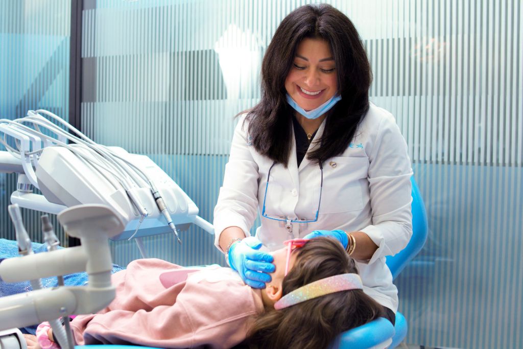 ortodoncia de vía aérea y desarrollo facial. en esta foto: Dra. Genny Durán en una consulta pediátrica en su clinica odontológica de Madrid.