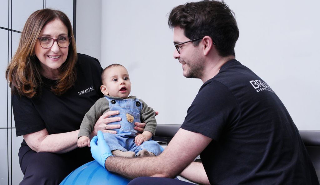 Myofunctional therapy.Terapia miofuncional. en esta foto: Ruben y Enza en una consulta pediátrica en Breathe Madrid
